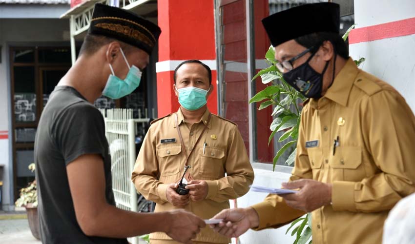 Napi Program Asimilasi Jember Terima Bingkisan dan Uang Saku