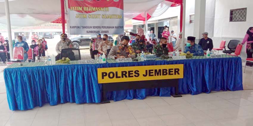 Peluncuran program Jawa Timur Bermasker dipusatkan di kampung tangguh Semeru di perumahan Mastrip, Kecamatan Sumbersari, Jember