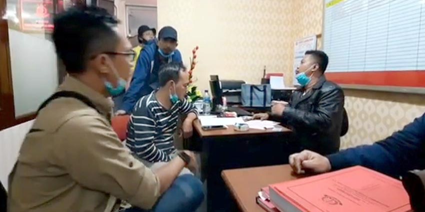 Ahmad Fauzi Zamroni (kaos bergaris), buronan kasus P2SEM saat diperiksa di Kejari Jember sebelum dijebloskan ke Lapas Kelas IIA Jember