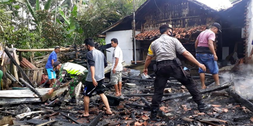 HANGUS: Kondisi rumah pasca kebakaran akibat korsleting listrik