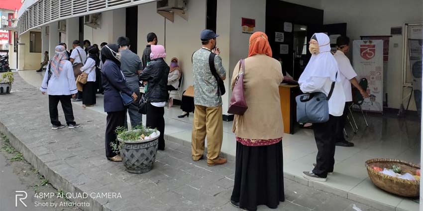 ADUKAN NASIB: Ratusan PNS menggeruduk Kantor BKPSDM Pemkab Jember, yang terletak di Jalan Sudarman, Rabu (5/8/2020)