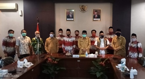 Plt Bupati Jember, Drs KH A Muqit Arief, bersama pengurus FKUB Jember.