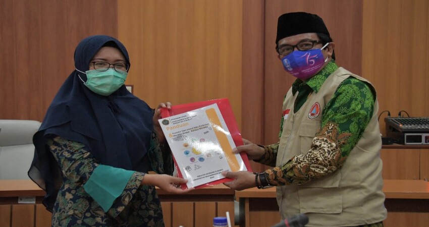 Plt Bupati Jember, Drs KH A Muqit Arief bersama Dekanat Fakultas Ekonomi dan Bisnis Unmuh Jember.