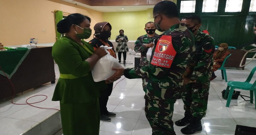 BANTUAN: Sejumlah sembako diberikan kepada Warakawuri Kodim 0824 Jember.