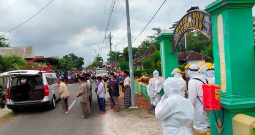 Jenazah pasien covid-19 disalatkan di depan pintu masuk Tempat Pemakaman Umum (TPU) Desa Padomasan.