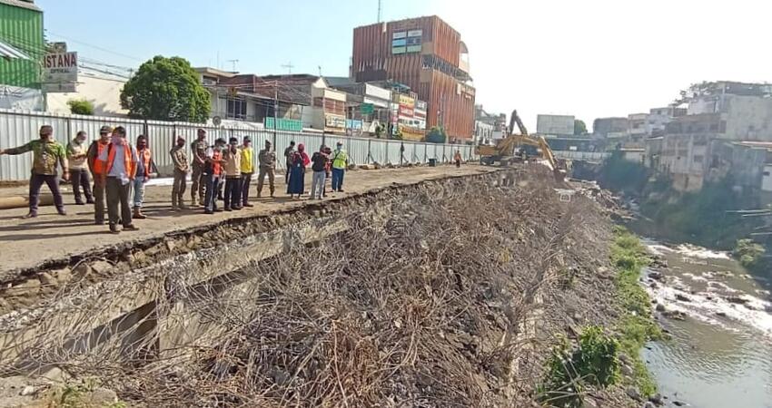 Plt Bupati Jember bersama Pejabat PPK Balai Besar Pelaksanaan Jalan Nasional Provinsi Jatim melakukan peninjauan proyek ex Ruko Jompo.