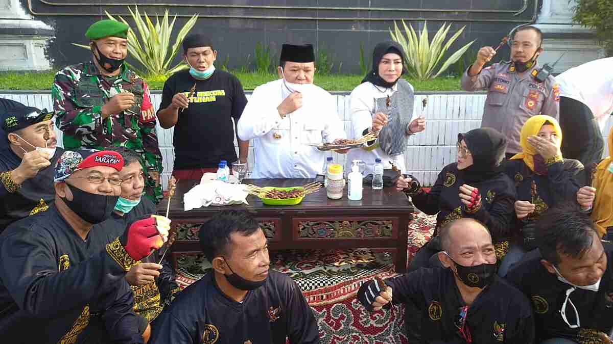 Dapat SK dan Honor Naik, Guru Jember Ajak Bupati dan Wabup Nyate Kambing