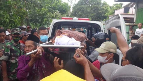 Bapak-Anak Asal Jember Korban APG Gunung Semeru Dimakamkan