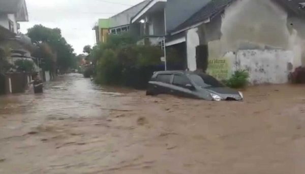 Banjir Hanyutkan Satu Unit Mobil dan Dua Orang Warga di Kawasan Perumahan Bumi Mangli Permai Jember