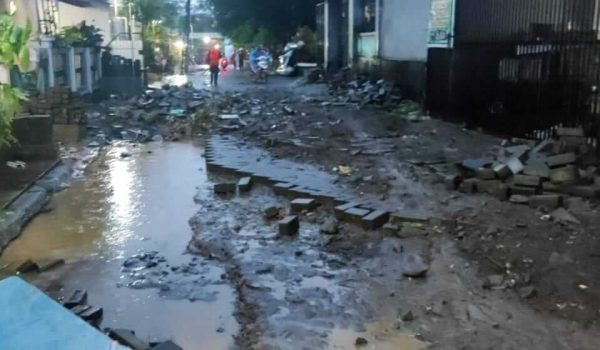 Warga Terdampak Banjir Jember Mulai Bersih-bersih Rumah dengan Gotong Royong