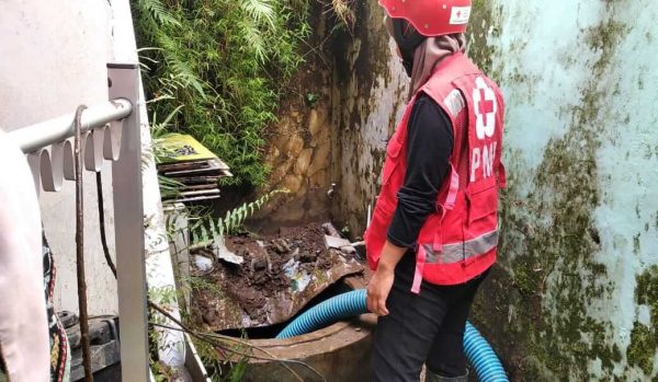 35 Relawan PMI Jember Bantu Sedot Sumur dan Bersihkan Lumpur Sisa Banjir