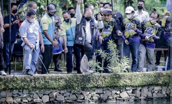 Akhir Pekan, Bupati Jember Seru-seruan Sapa Warga di Kolam Pemancingan Taman Botani Sukorambi