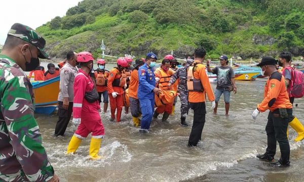 10 Orang Meninggal saat 23 Warga Kelompok Pengajian Terseret Ombak ketika Ritual di Pantai Payangan Jember