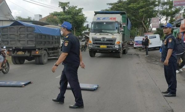 Uji Coba Beban Armada Truk Melintas, Dishub Jember Tak Ambil Sikap dengan Temuan Truk Lebihi Tonase