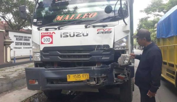 Armada Pengangkut Batu Bara Semen Imasco Seruduk Minibus di Timur Wisata Dira Kencong Jember