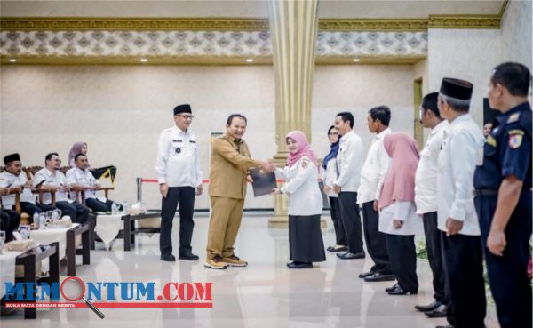 Serahkan SK Pensiun ke 100 ASN, Bupati Jember Minta Pengabdian Bisa Terus Dilakukan