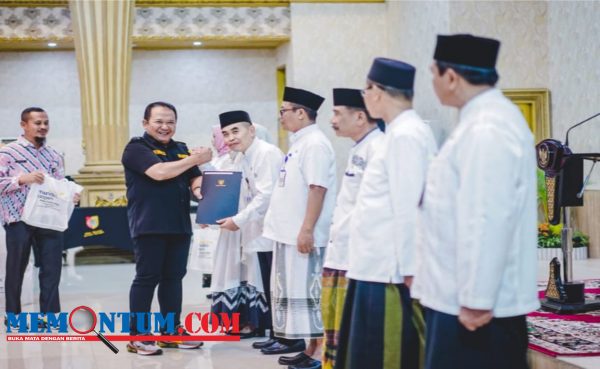 Serahkan SK Pensiun untuk PNS Pemkab Jember, Bupati Hendy Titipkan Tiga Pesan