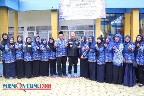 Bupati Jember Serahkan Ratusan SK Guru GTT PTT Disela Kegiatan J-Berbagi