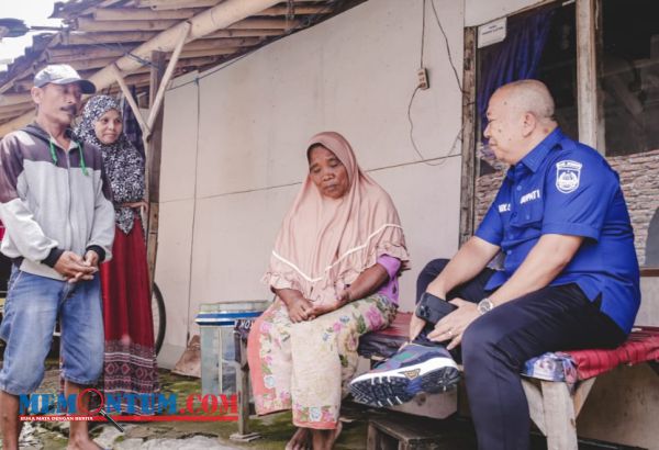 Gelar J-Berbagi, Bupati Jember Blusukan Temui Ibu-ibu Penjual Sapu